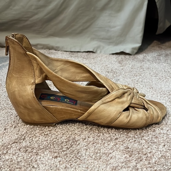 Yellow/natural leather crisscross sandals with short wedge, zip back closure - Picture 2 of 5